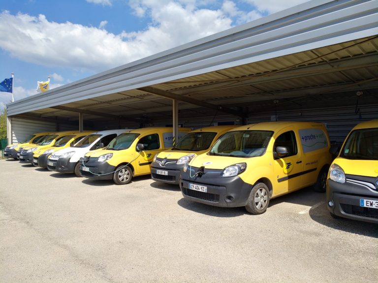 Clairvaux-les-Lacs - Véhicules_électriques de La Poste au dépôt 2018. - Wikimedia