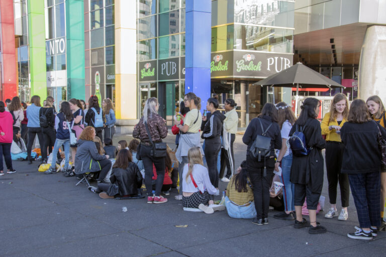 faire la queue file d'attente