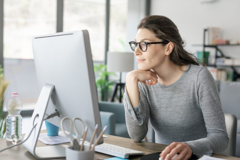 femme en train de travailler sur un ordinateur