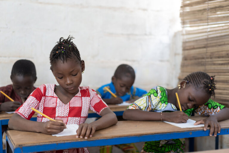 quatre jeunes africains à l'école
