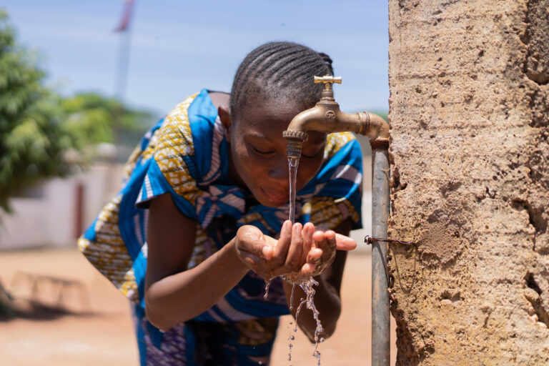 jeune fille africaine en train de boire