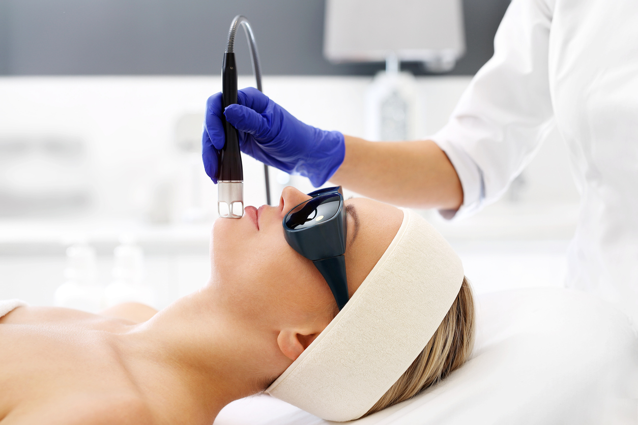 traitement laser peau beauté femme médecine esthétique