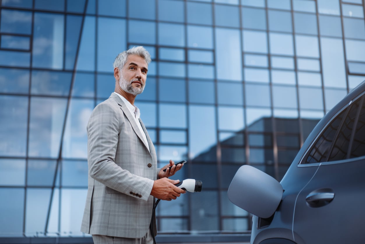 homme affaires travail professionnel charger voiture électrique