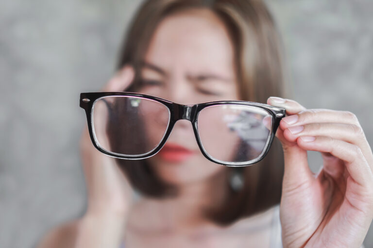 mal de tête de la vision de flou d'oeil lunettes hypermétropie